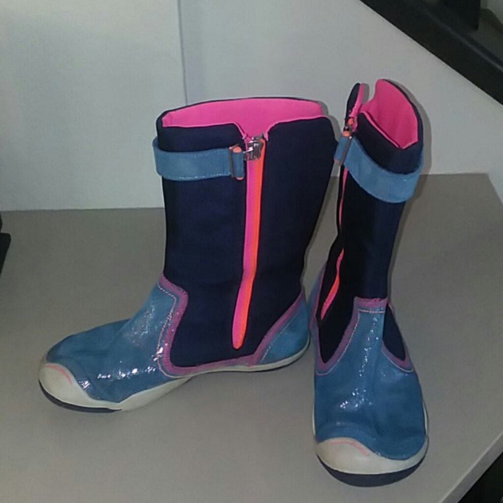 Girls plae boots size 2